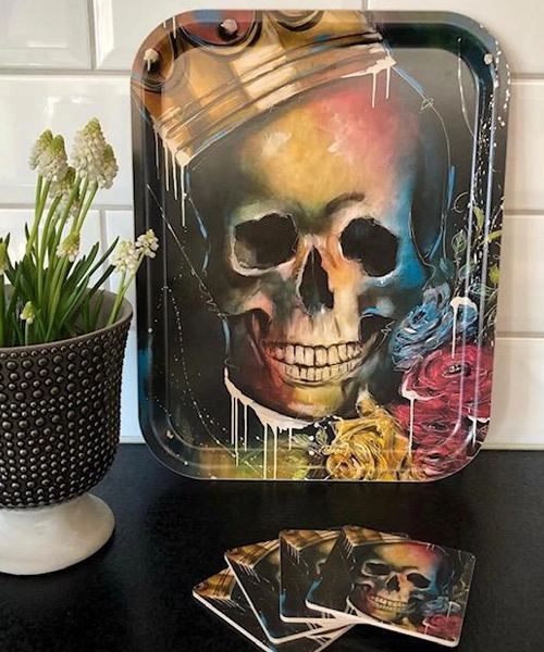 En bricka med en färgglad döskalle på.