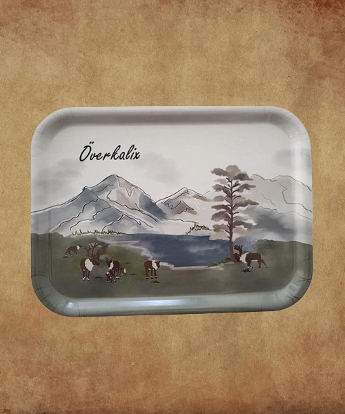 Bricka med naturmotiv och tryck med "&Ouml;vekalix".